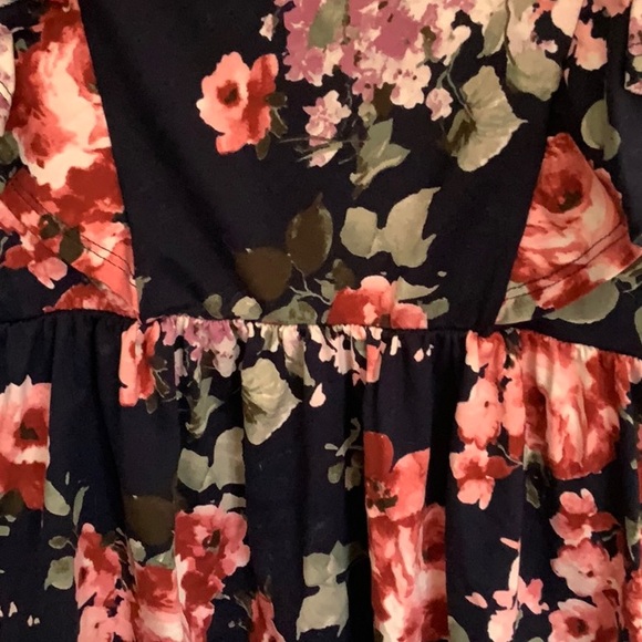 Rose boutique top - Picture 2 of 3